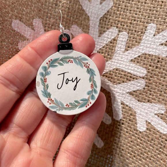 Mini wood snowflake Christmas ornament earrings - Picture 4 of 4